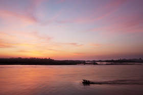 大河の夕景