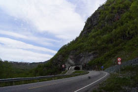 山道のトンネル